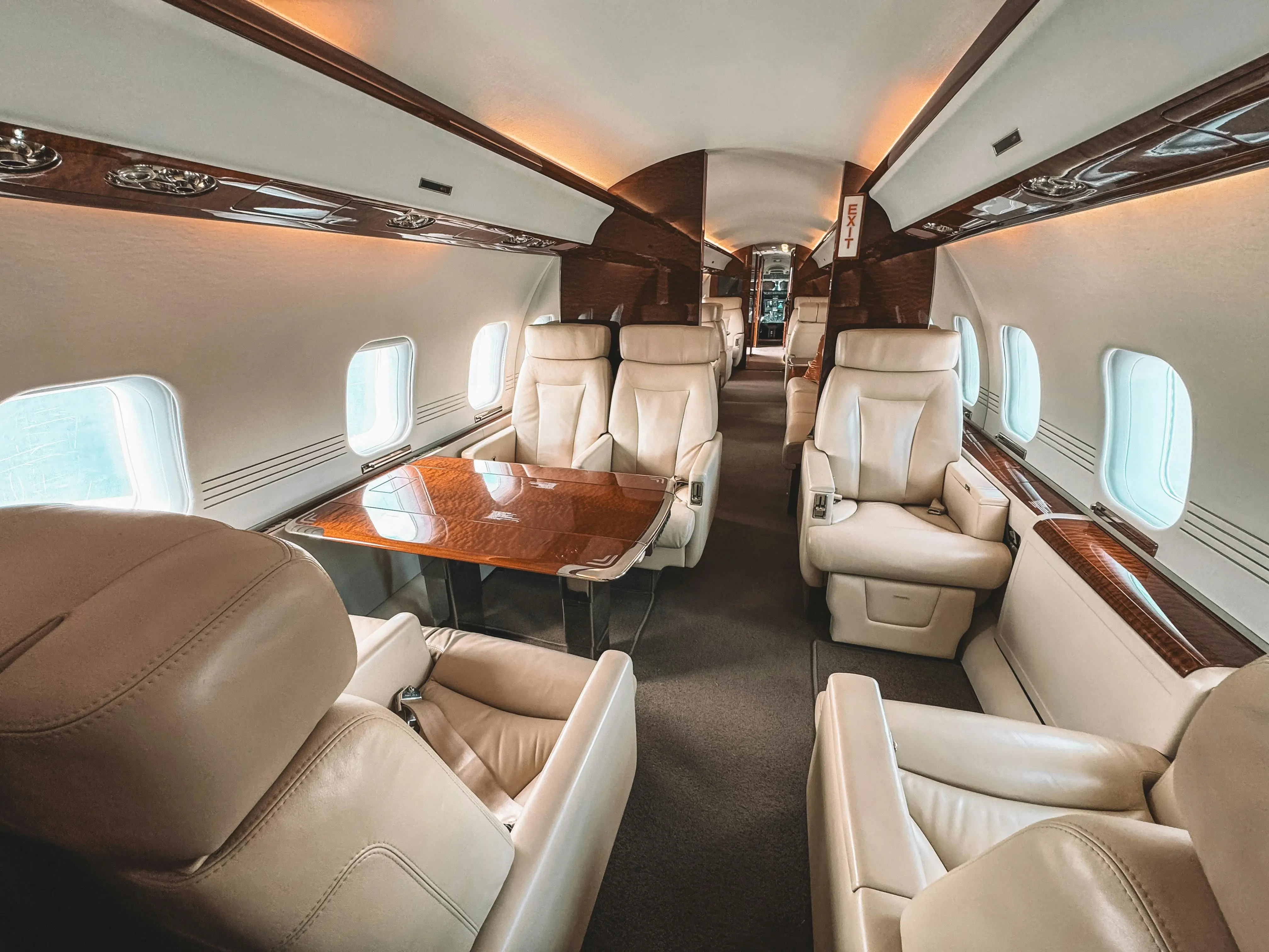 Interieur schoonmaak cabine en stoelen privéjet